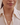 Billedet viser en elegant choker-halskæde med et minimalistisk design, lavet af guld eller guldfarvet materiale, der passer til både formelle og afslappede lejligheder.