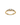 Billedet viser en elegant ring med tre sten i forskellige størrelser. Ringen er lavet af guld og har et moderne, stilfuldt design.