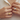 Billedet viser en elegant ring med en månesten, kendt som "Gudinde Ring Månesten". Ringen har et unikt design med en skinnende, lysende sten i midten.