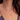 Billedet viser en elegant halskæde med perler og guld detaljer. Det er en del af Marnie kollektionen, som fremhæver moderne og tidløst design.