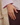 Billedet viser et elegant armbånd med små, delikate perler og en enkel lås. Designet er minimalistisk og tidløst, perfekt til både hverdag og festlige lejligheder.